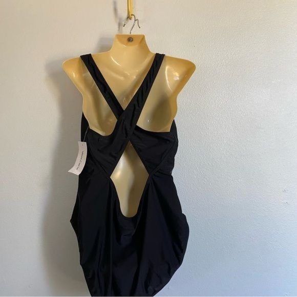Meet.Curve Black Cross Back Swimsuit - Picture 4 of 10